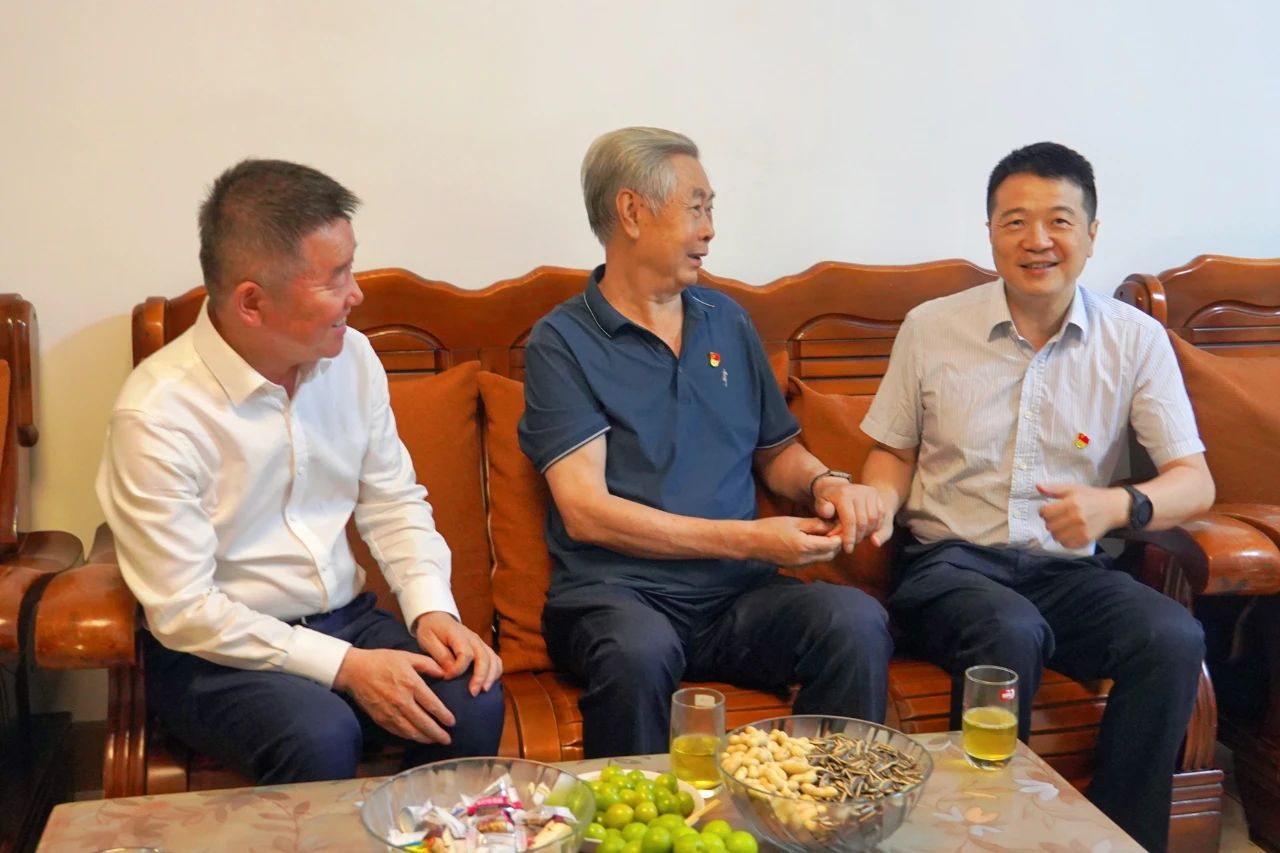 省尊龙集团官网集团党委书记、董事长游勇发展“七一”走访