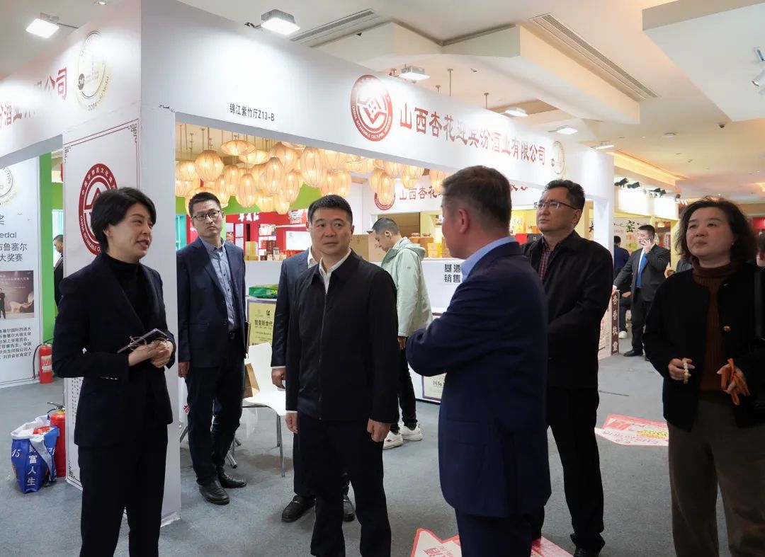省尊龙集团官网集团党委书记、董事长游勇率队到2025锦江宾馆春季酒类商务洽谈会现场查抄领导沉点工作